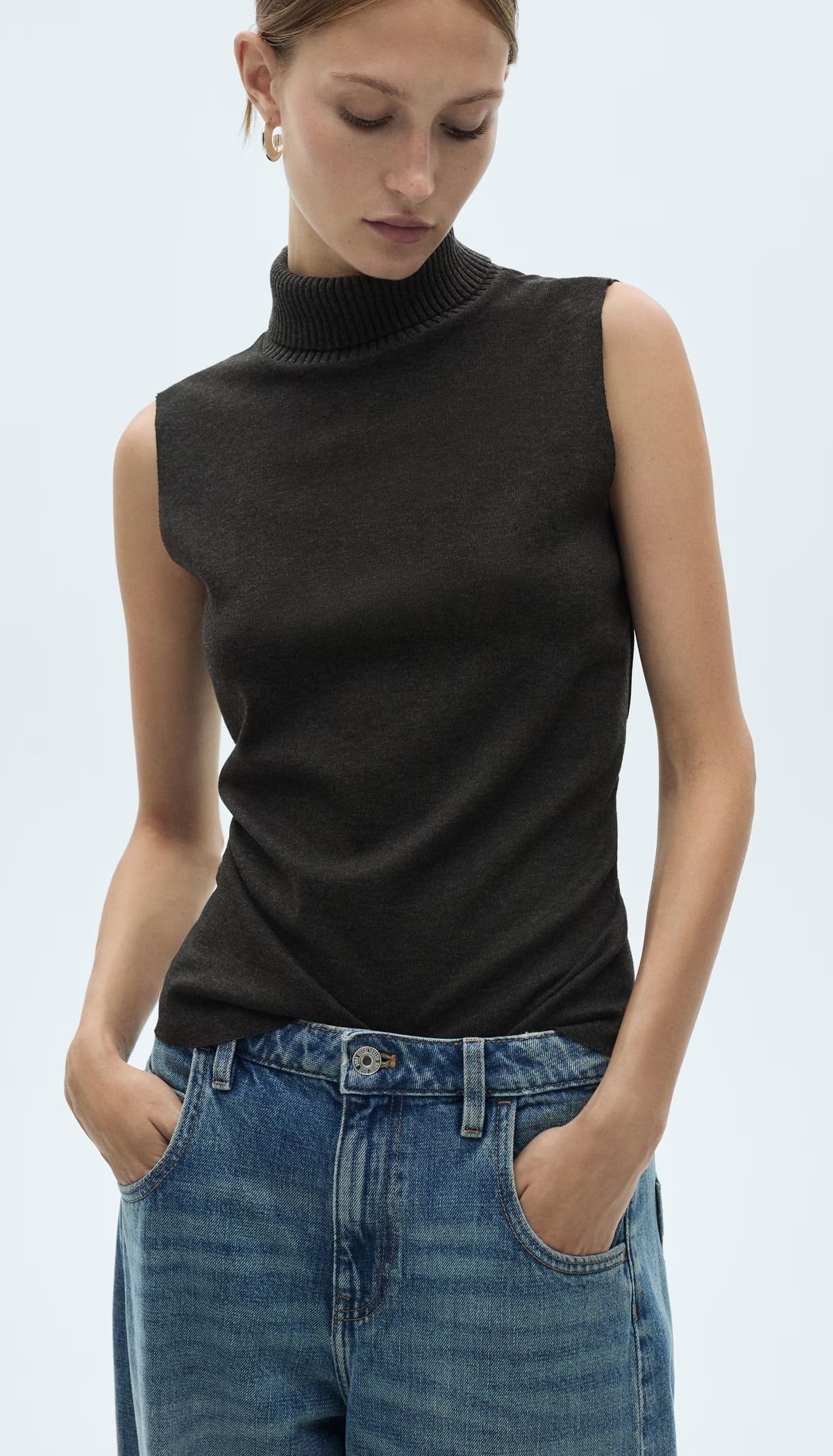 El top de punto sin mangas en color gris oscuro de Mango