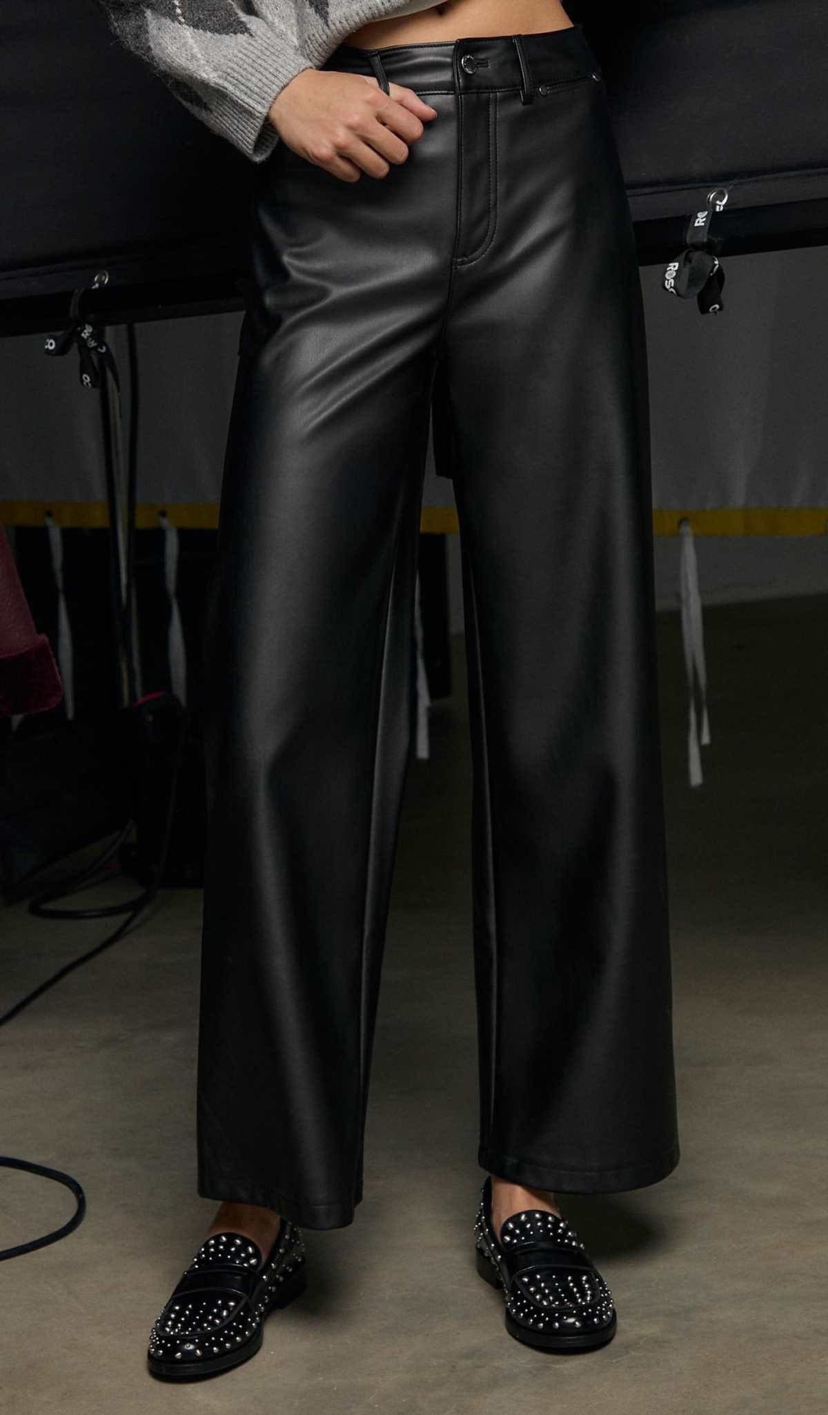 Pantalón straight minimal efecto piel Parfois