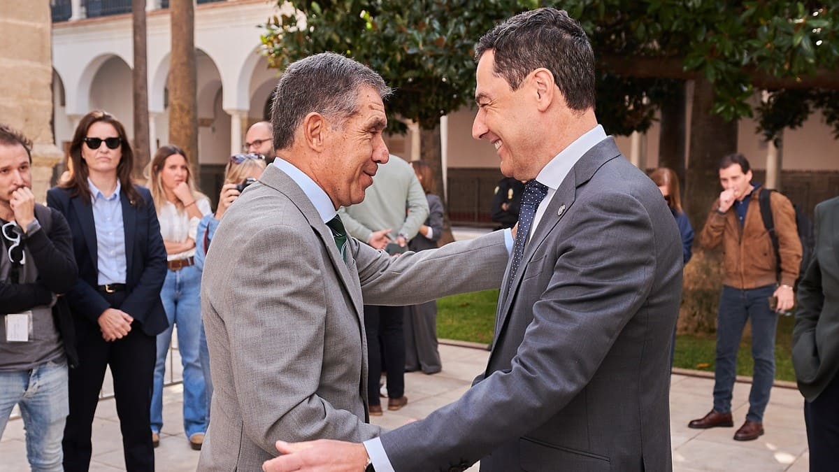 Juanma Moreno saluda a Lorenzo del Río | Salvador López Medina