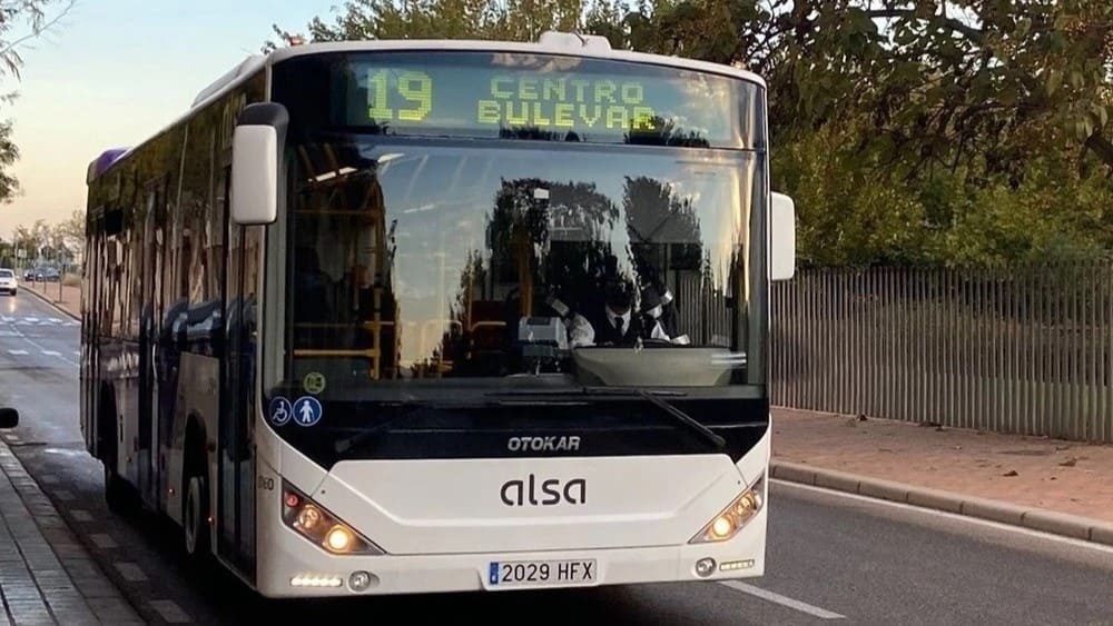 Un autobús urbano circula por Jaén