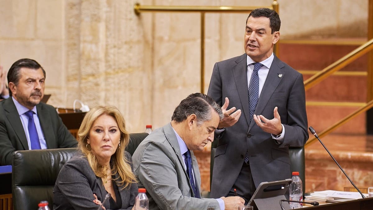 Juanma Moreno, durante su intervención en el último pleno del Parlamento