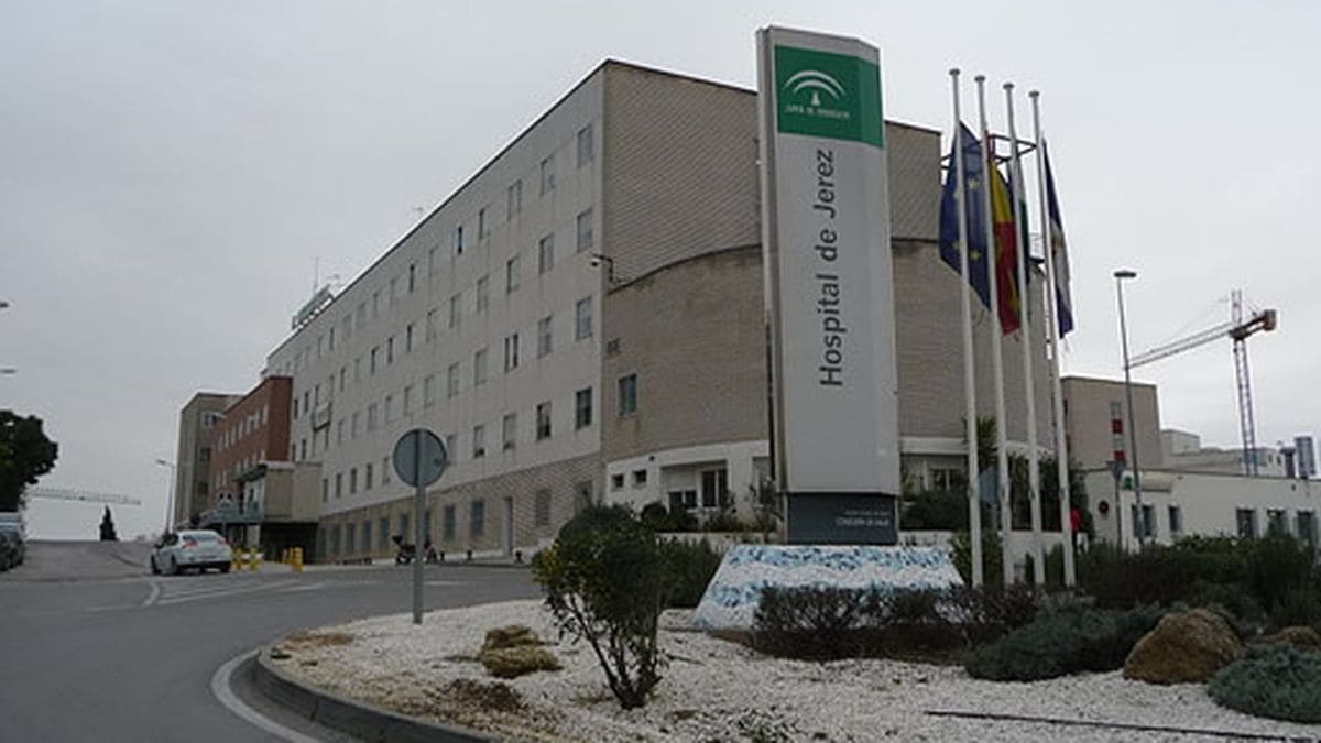 Puerta de acceso al Hospital de Jerez