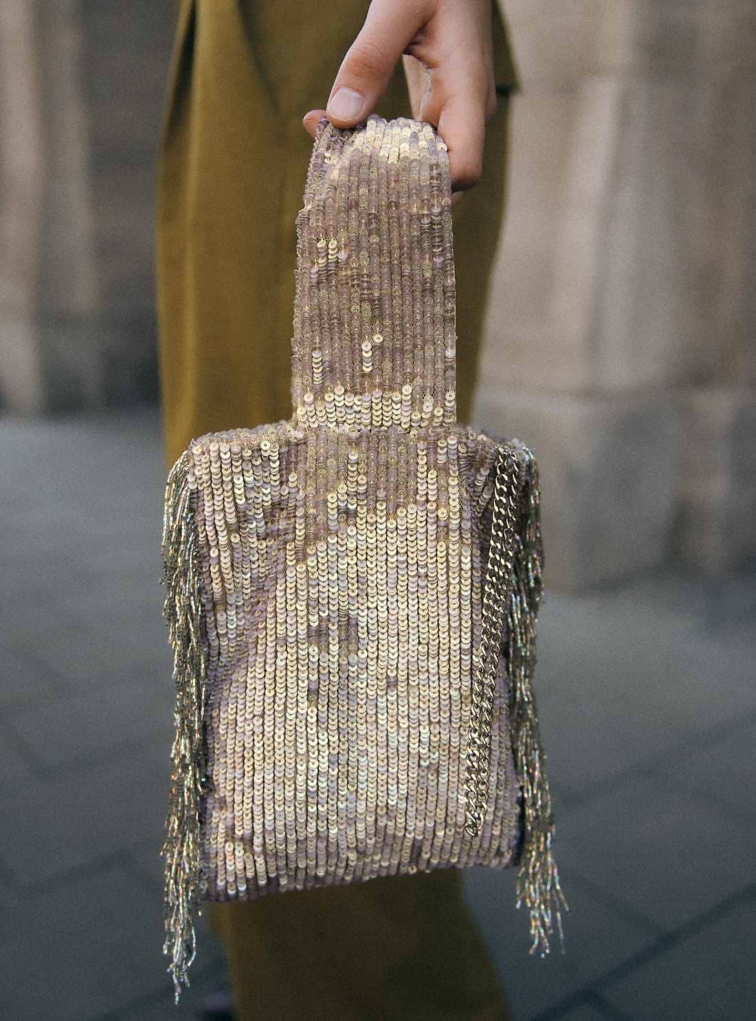 Mini saca flecos lentejuelas de Zara