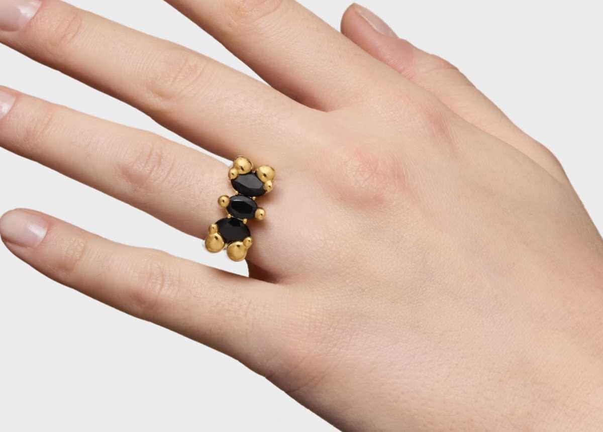 Anillo mediano motivo oso con baño de oro 18 kt sobre plata y ónix Color Bear de TOUS