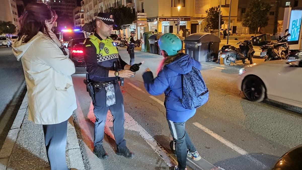 Una joven que conduce en patinete es requerida por las autoridades