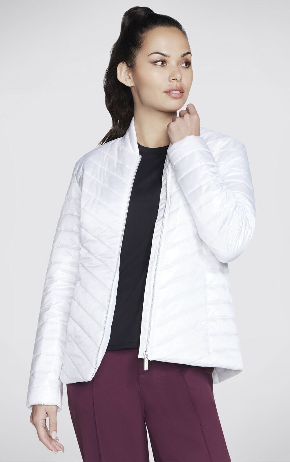 La chaqueta GO SHIELD Shine Jacket en color blanco de Skechers