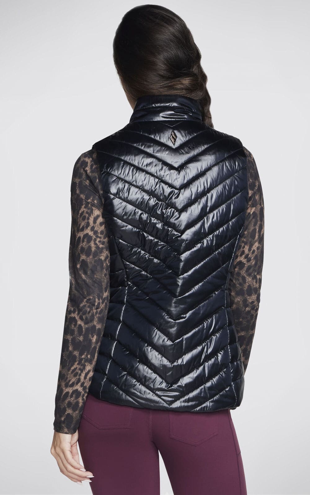 El chaleco impermeable GO SHIELD Shine Vest en color negro de Skechers