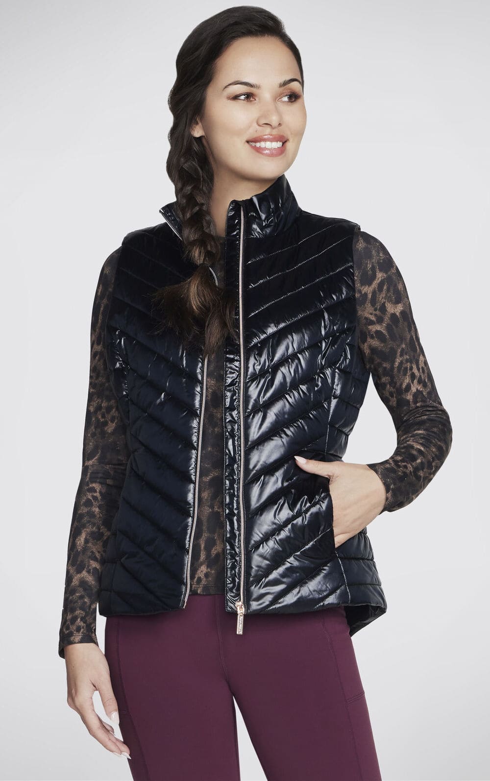 El chaleco impermeable GO SHIELD Shine Vest en color negro de Skechers