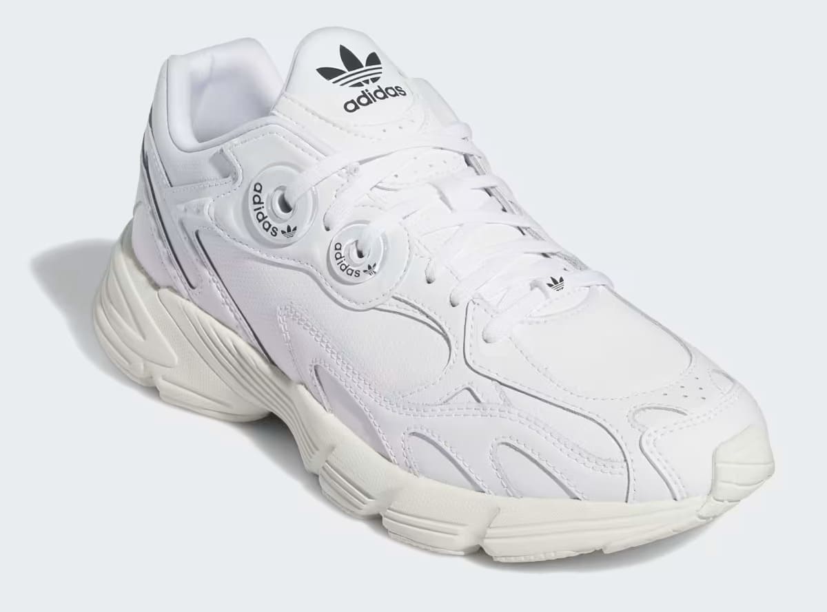 Las zapatillas casual Astir con plataforma en color blanco de Adidas