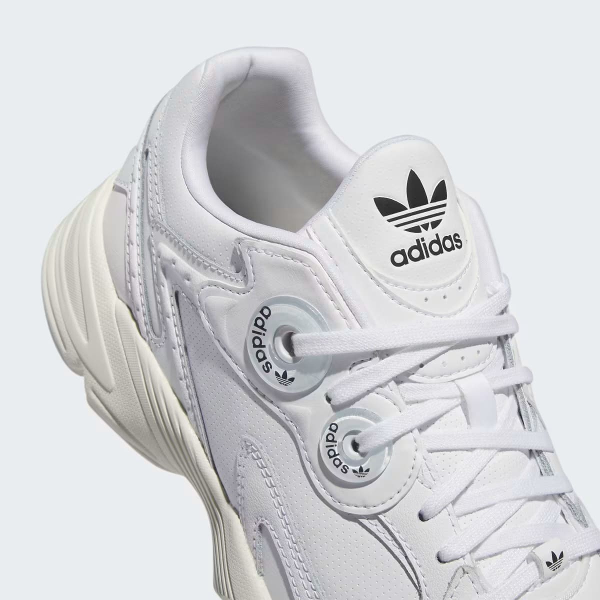 Las zapatillas casual Astir con plataforma en color blanco de Adidas