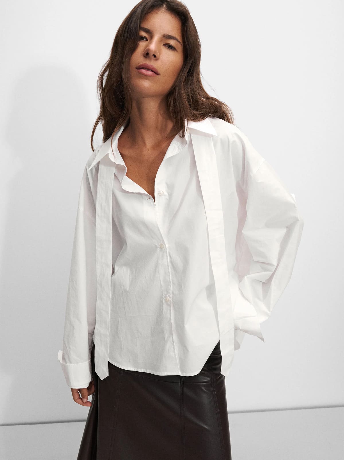 La nueva camisa con corbata en color blanco de Parfois