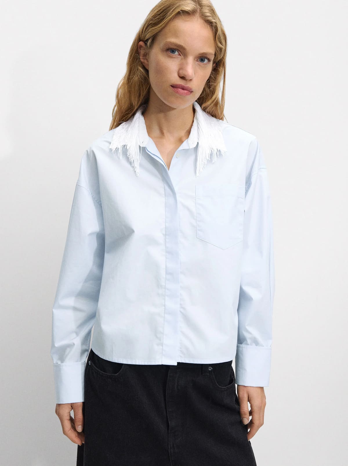 La nueva camisa con cuello con flecos en color azul de Parfois