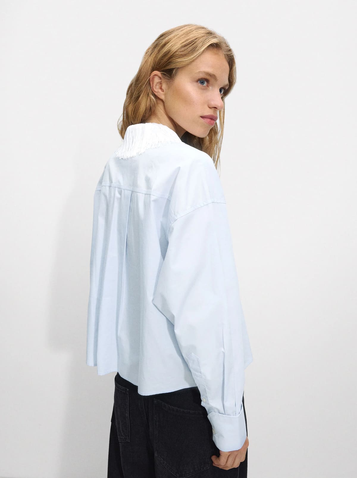 La nueva camisa con cuello con flecos en color azul de Parfois