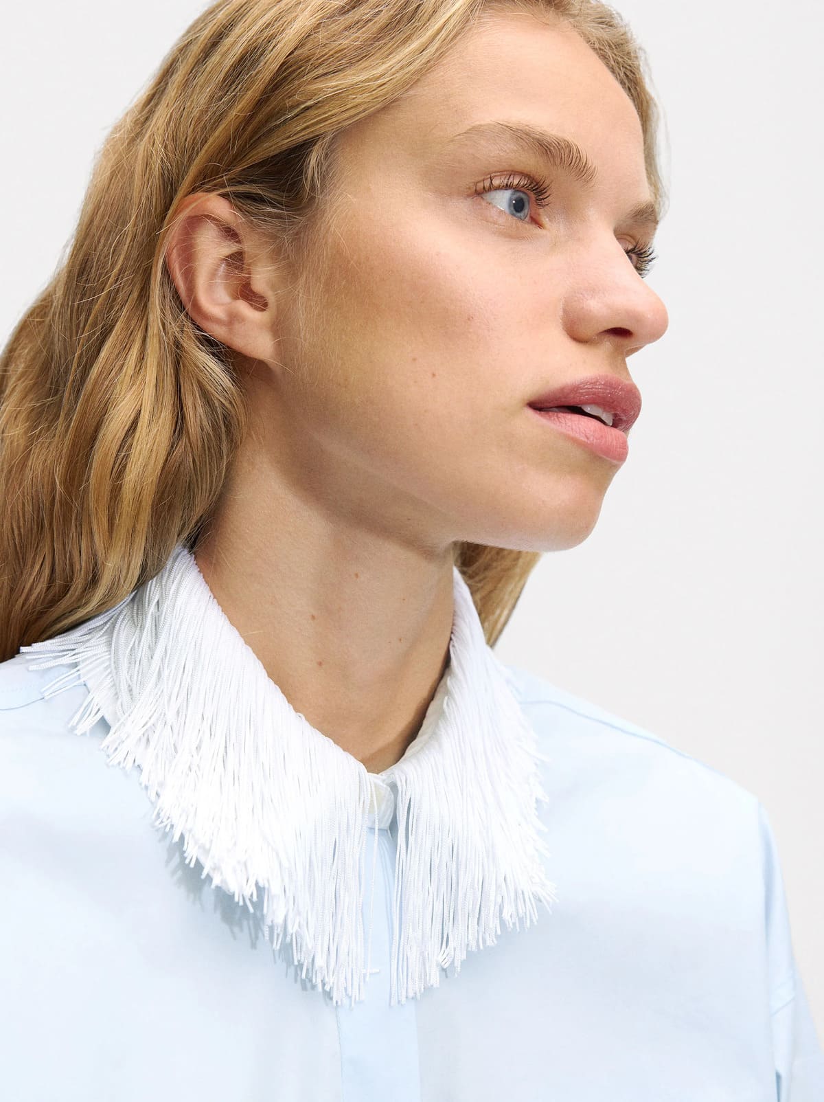 La nueva camisa con cuello con flecos en color azul de Parfois