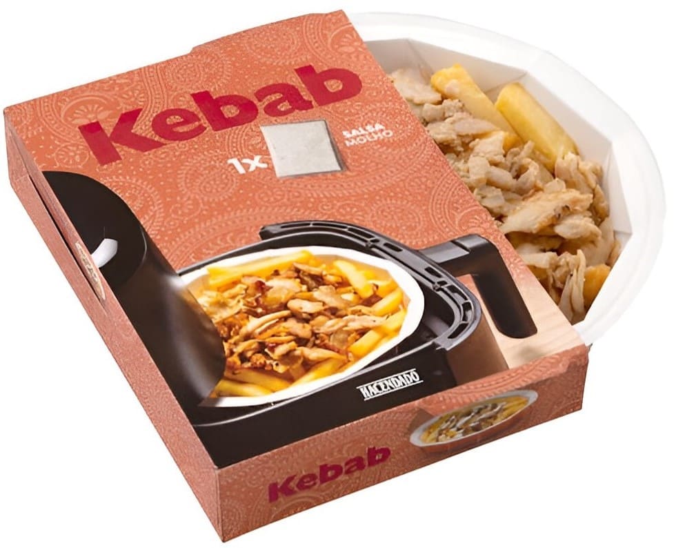 Patatas fritas con carne kebab y salsa