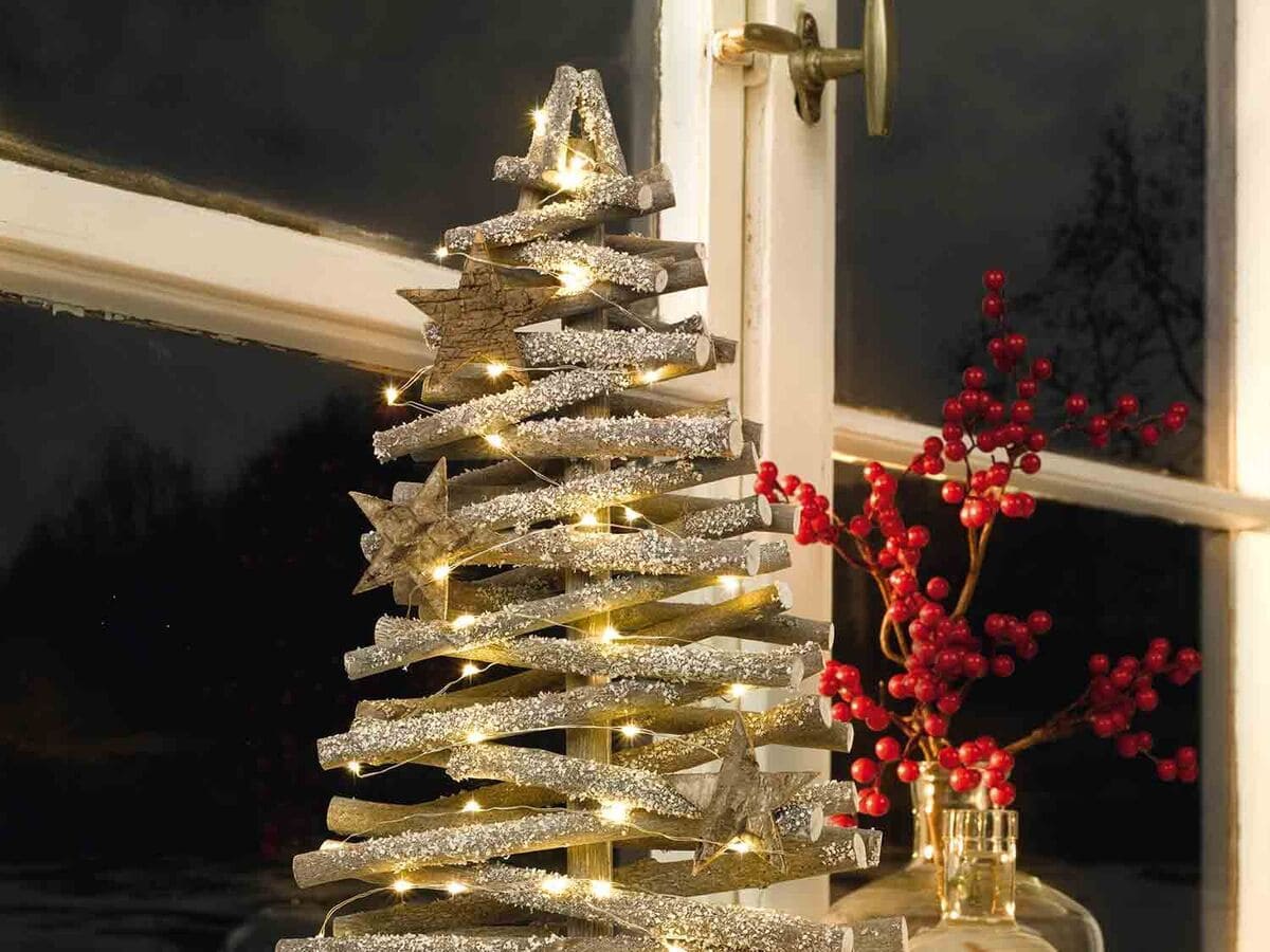 Árbol de navidad con estrellas y luces LED