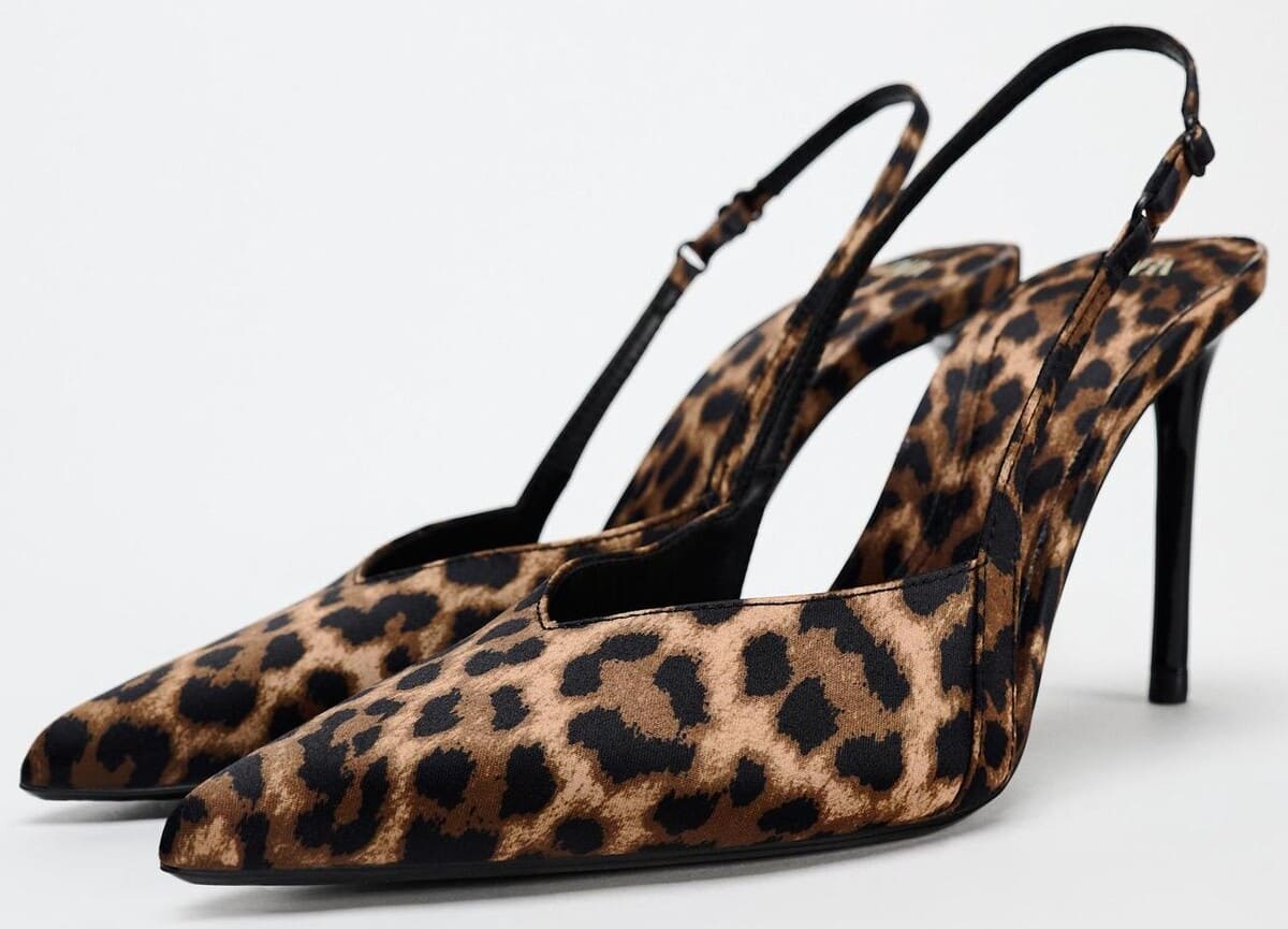 Zapato de tacón con estampado animal