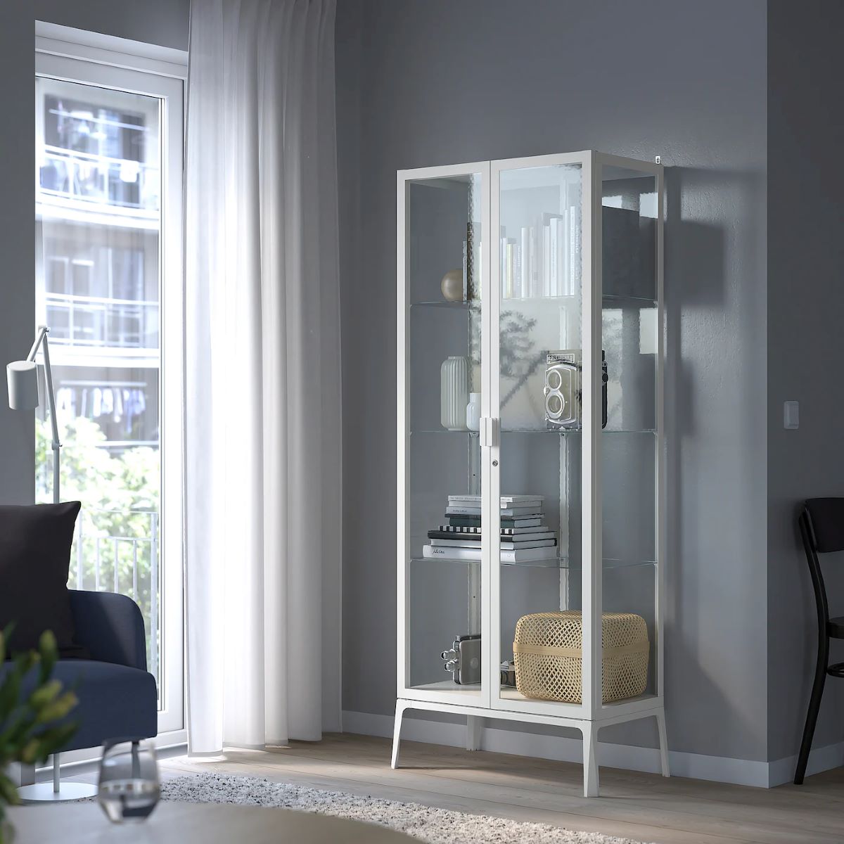 Mueble vitrina de la serie MILSBO de Ikea