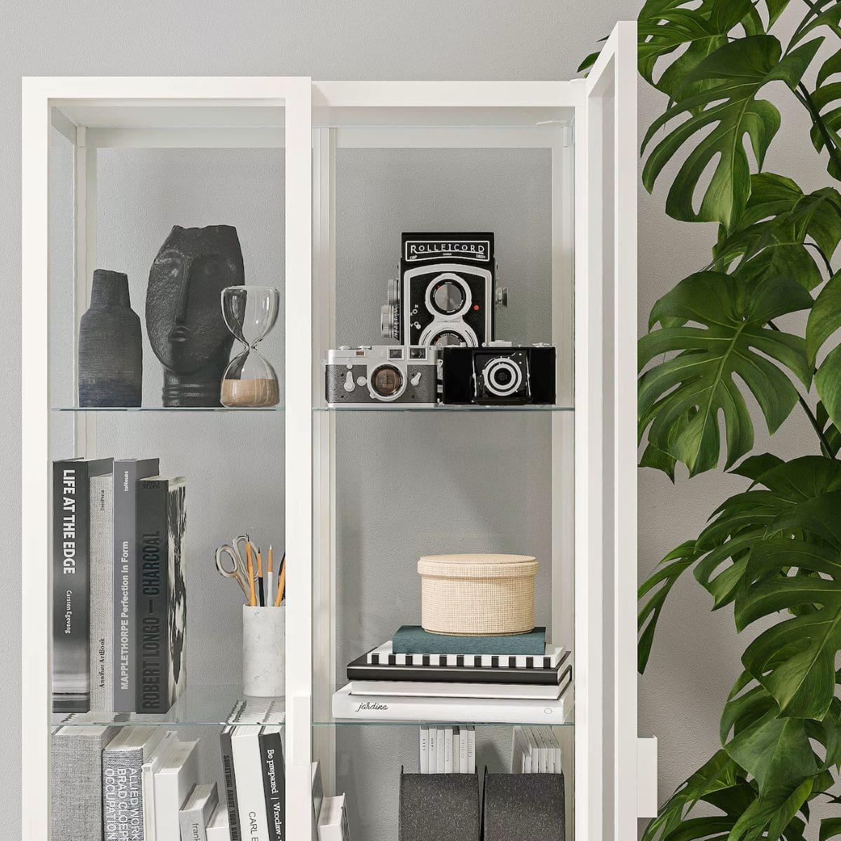Mueble vitrina de la serie MILSBO de Ikea