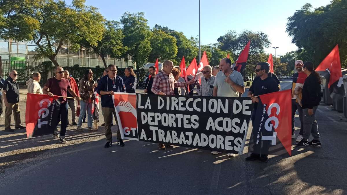 Concentración de CGT frente a la delegación de Deportes en Jerez