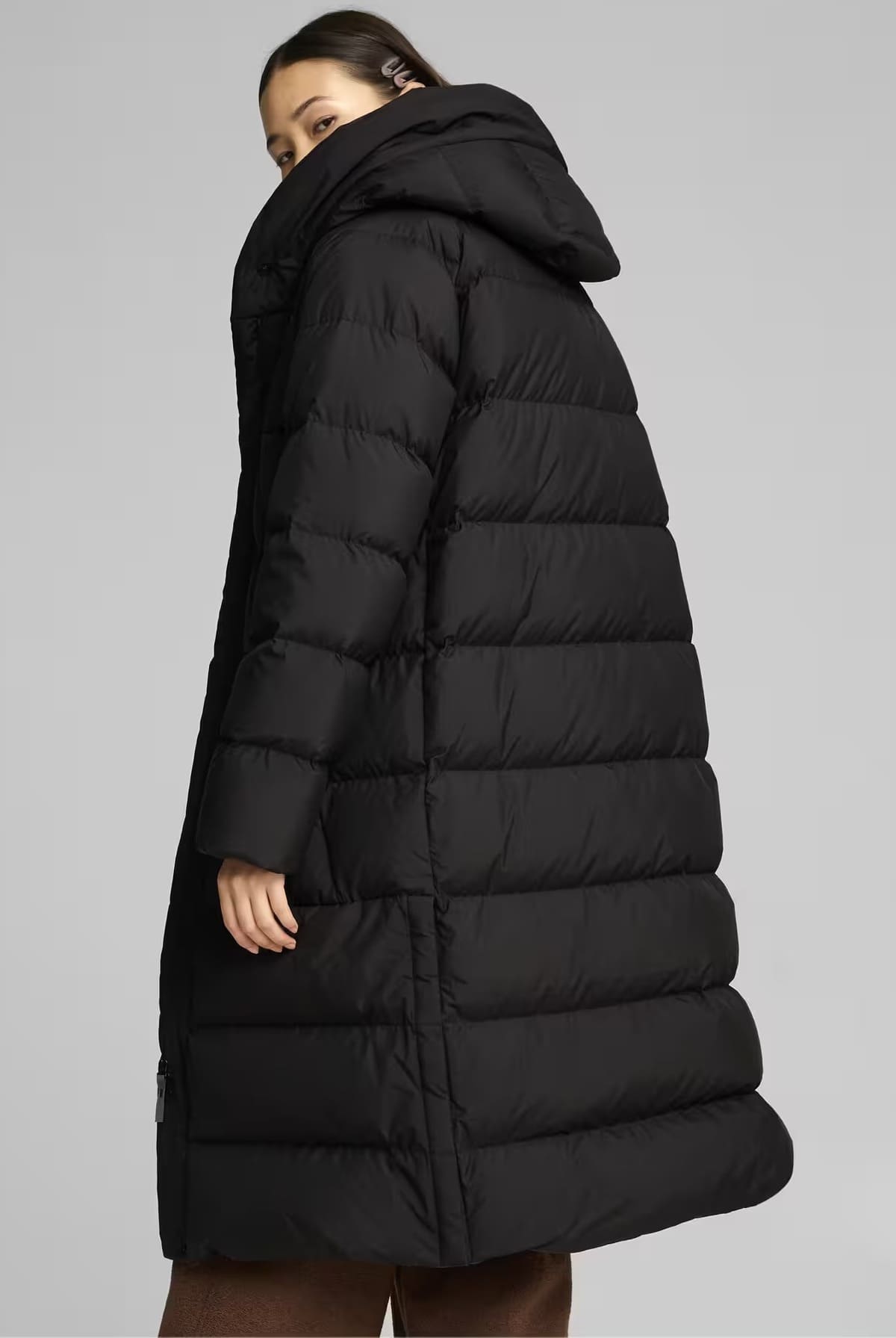 El abrigo largo de plumón para mujer en color negro de Puma en Decathlon