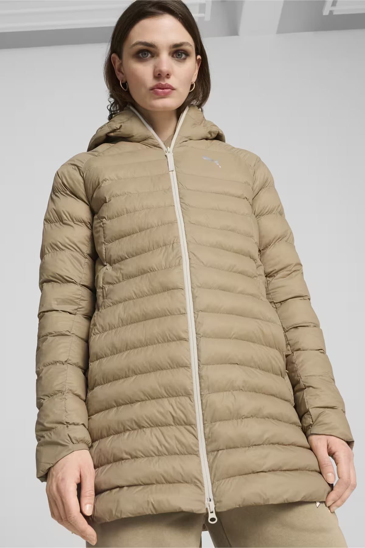 La chaqueta PackLITE para mujer Oak Branch en color beige de Puma en Decathlon
