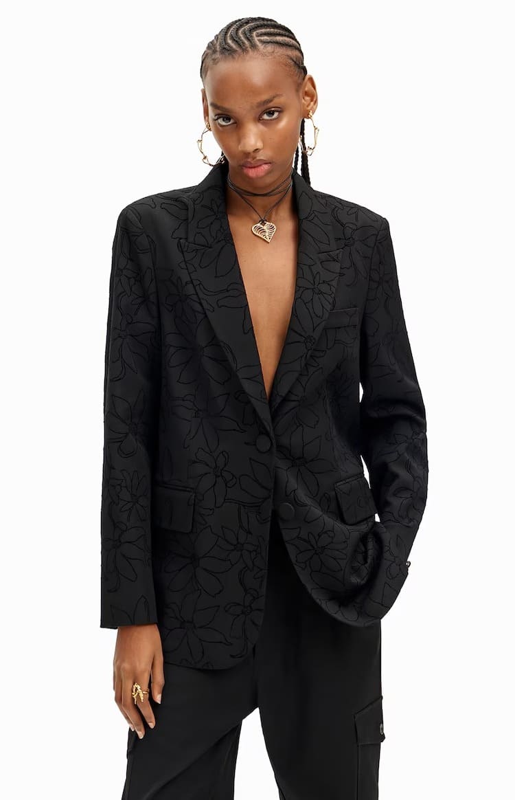 La chaqueta blazer de mujer troquelada con silueta de flores de Desigual en El Corte Inglés