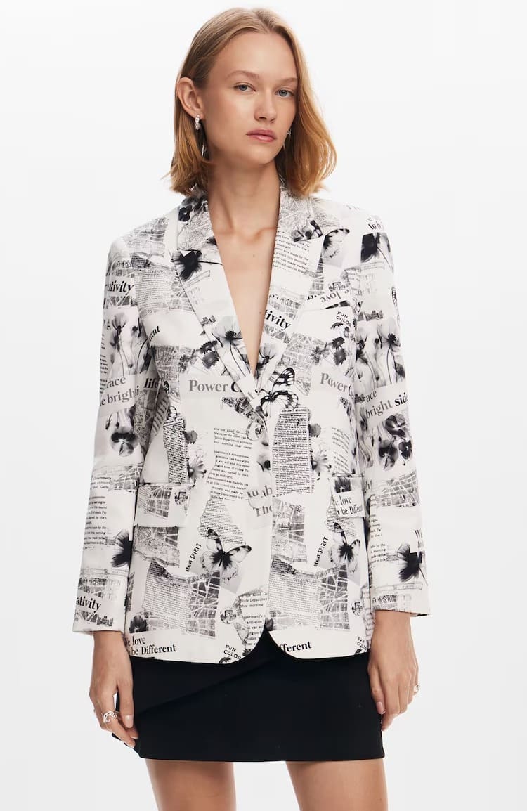 La blazer de mujer recta con texto y flores de Desigual en El Corte Inglés