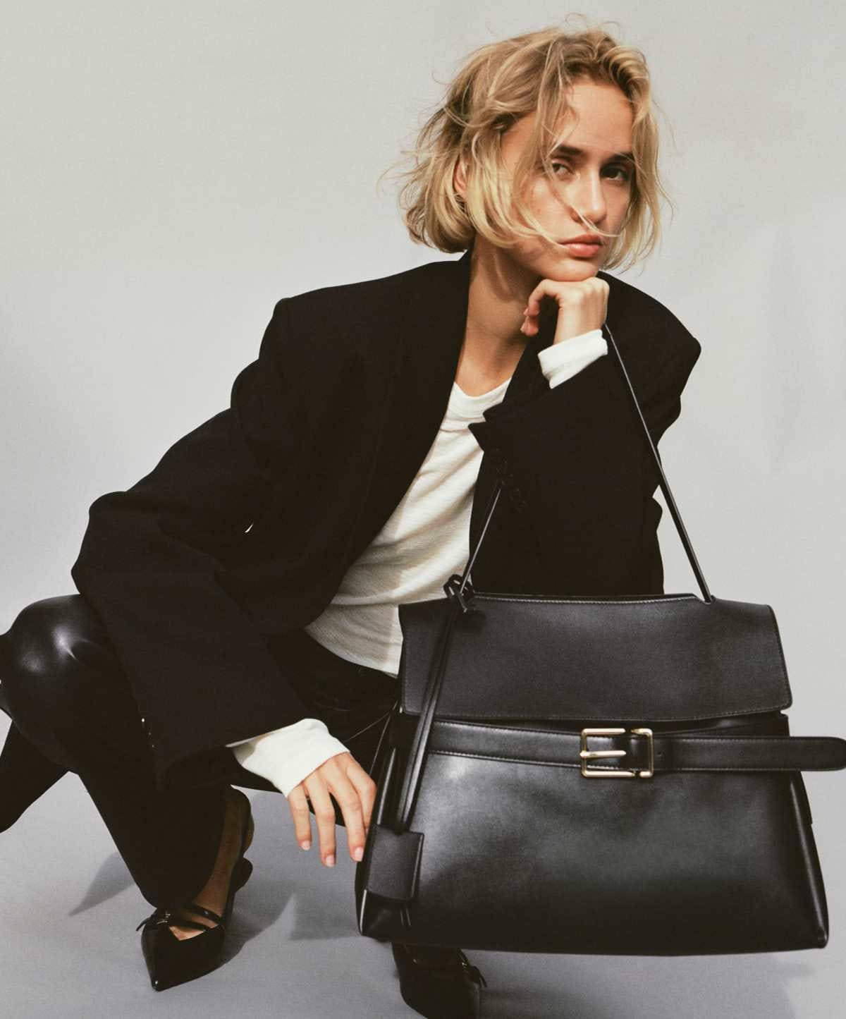 Bolso de mano con trabilla decorativa de H&M