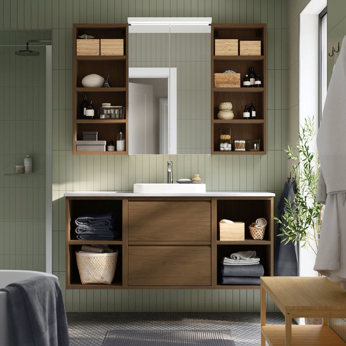 Mueble de lavabo con madera efecto 'roble' de la serie ÄNGSJÖN y BACKSJÖN de Ikea