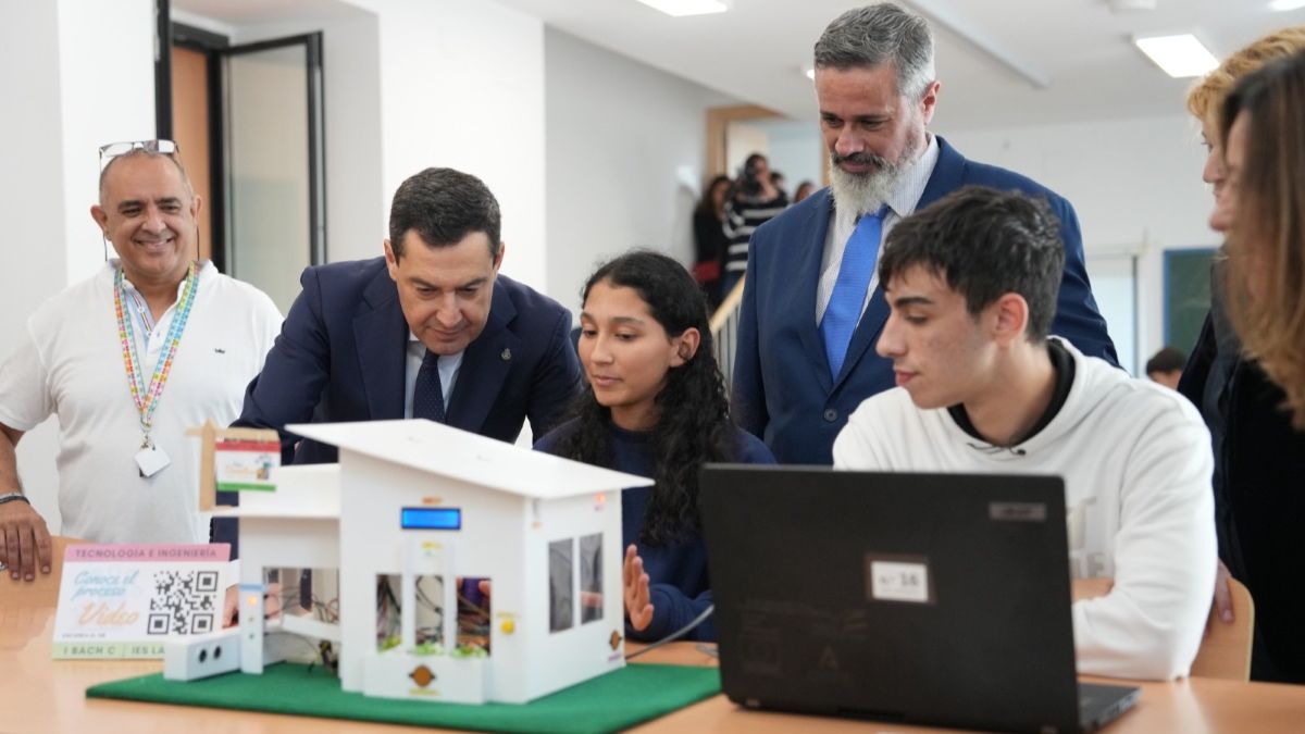 Juanma Moreno durante una visita a un centro educativo
