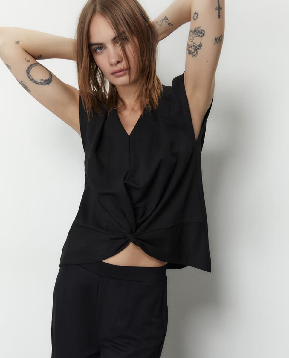 El cuerpo con nudo y efecto en color negro de Sfera en El Corte Inglés