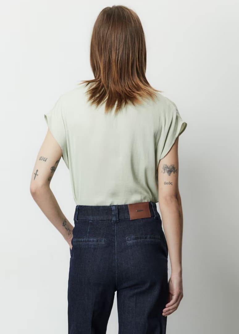 El top fluido de pico en color verde claro de Sfera en El Corte Inglés