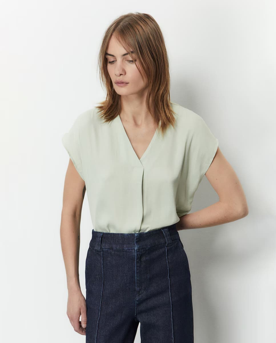 El top fluido de pico en color verde claro de Sfera en El Corte Inglés