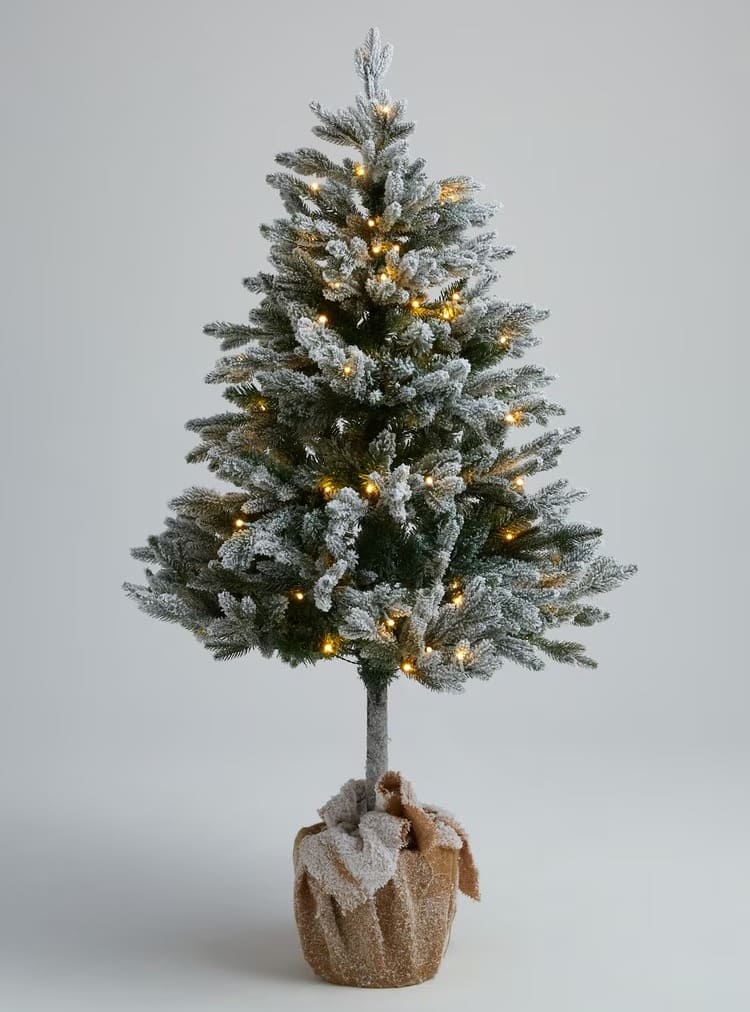 El árbol de suelo nevado Arosa con luces LED y base de ratán de Navidad de El Corte Inglés