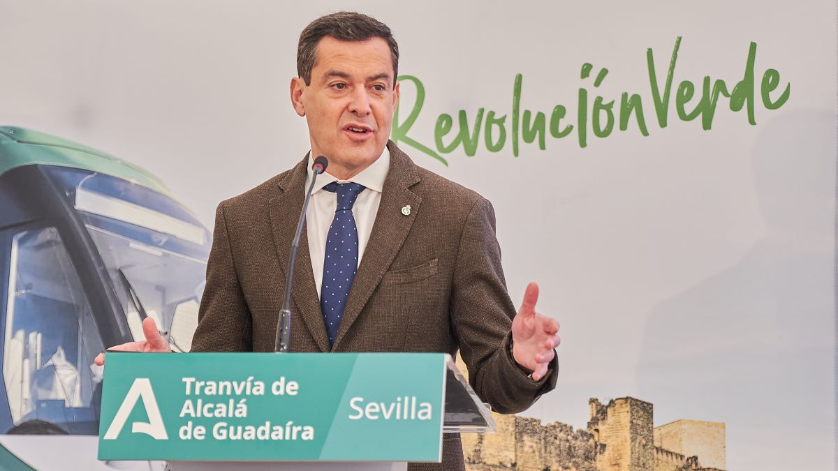 Juanma Moreno en las obras del tranvía de Alcalá de Guadaíra | Salvador López Medina