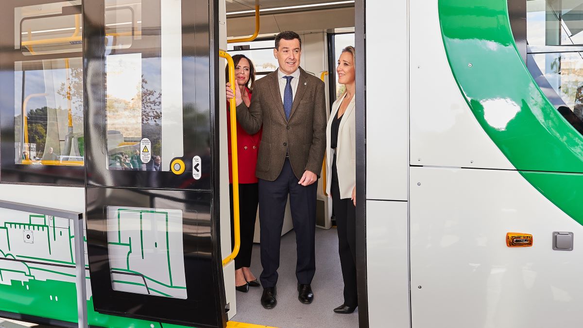 Juanma Moreno en las obras del tranvía de Alcalá de Guadaíra | Salvador López Medina