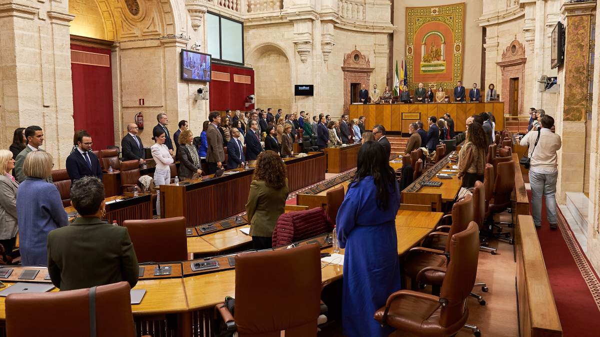 Minuto de silencio en el Parlamento andaluz por las víctimas de la DANA | Salvador López Medina