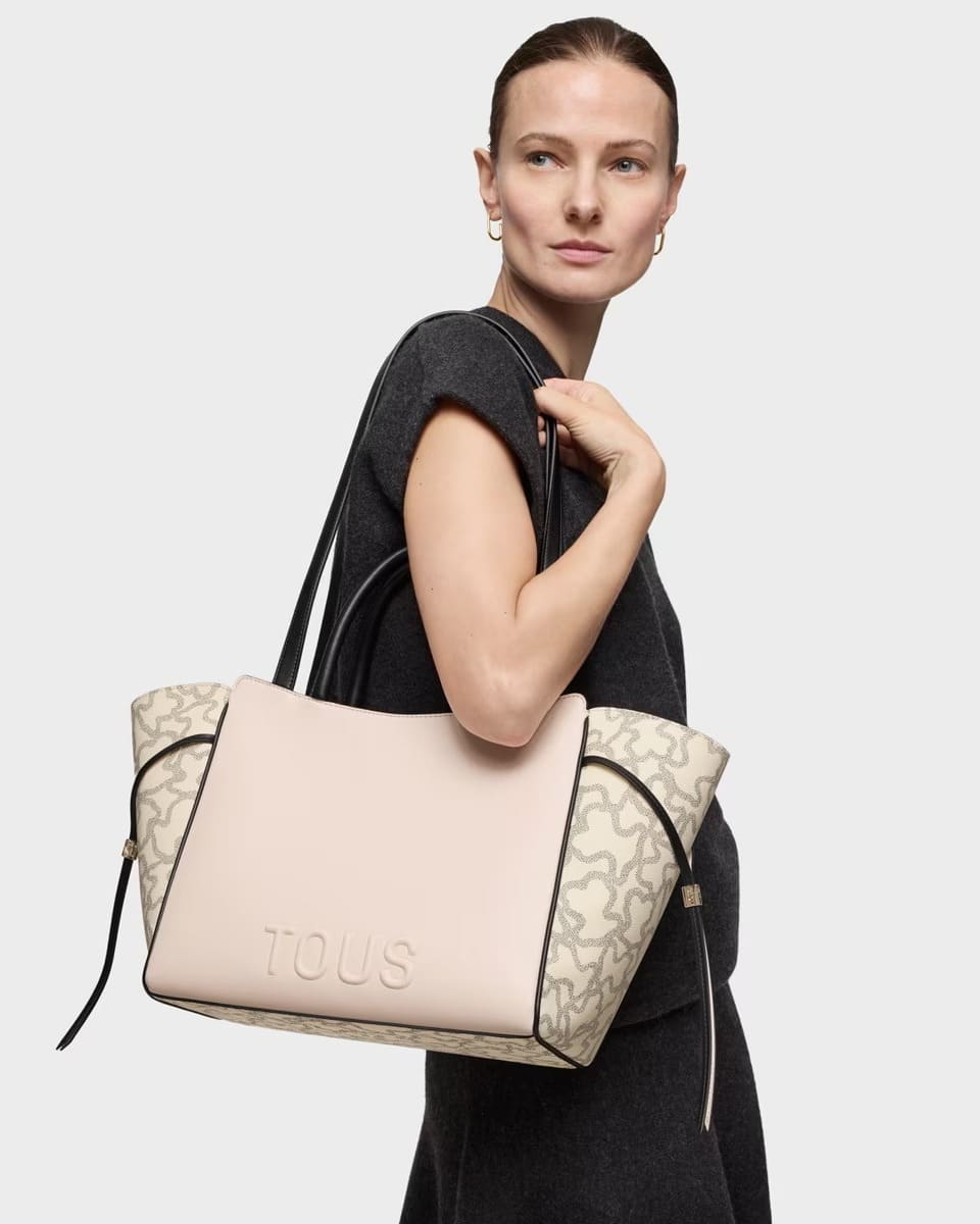 El nuevo bolso city mediano beige y negro Kaos Icon de Tous