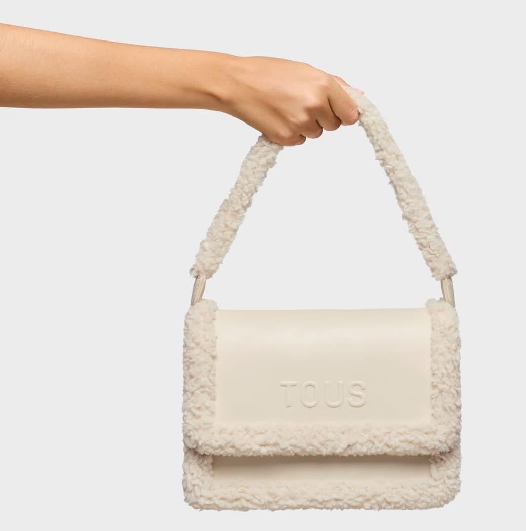 El nuevo bolso bandolera mediano en color beige Audree Warm de Tous