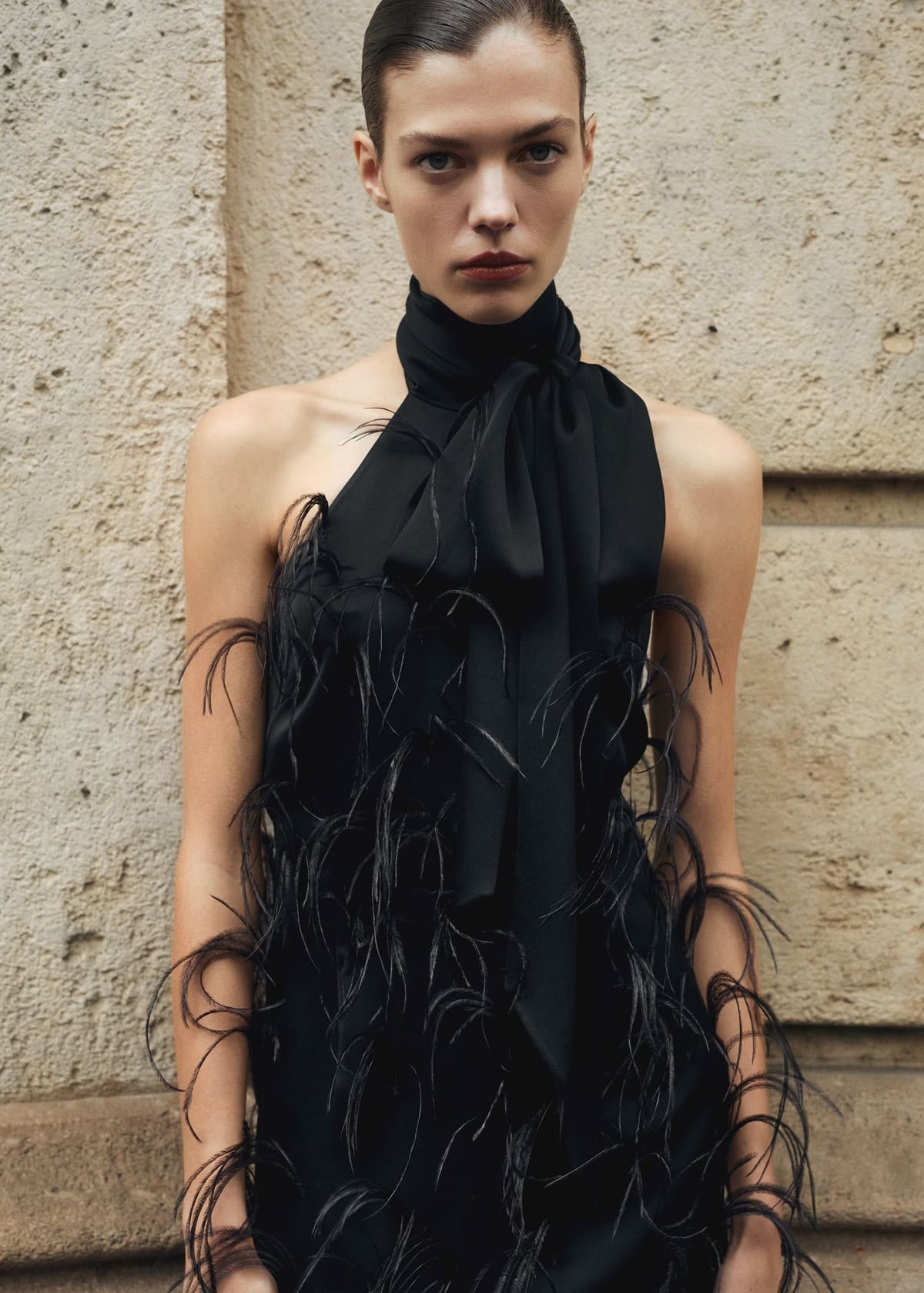 El nuevo vestido halter con adorno de plumas en color negro de Mango