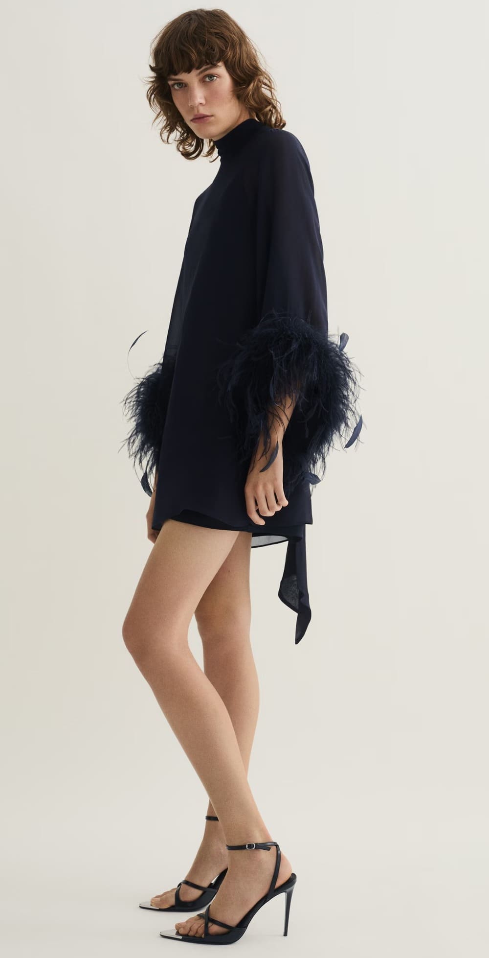 El nuevo vestido semitrasparente con plumas en color negro de Mango