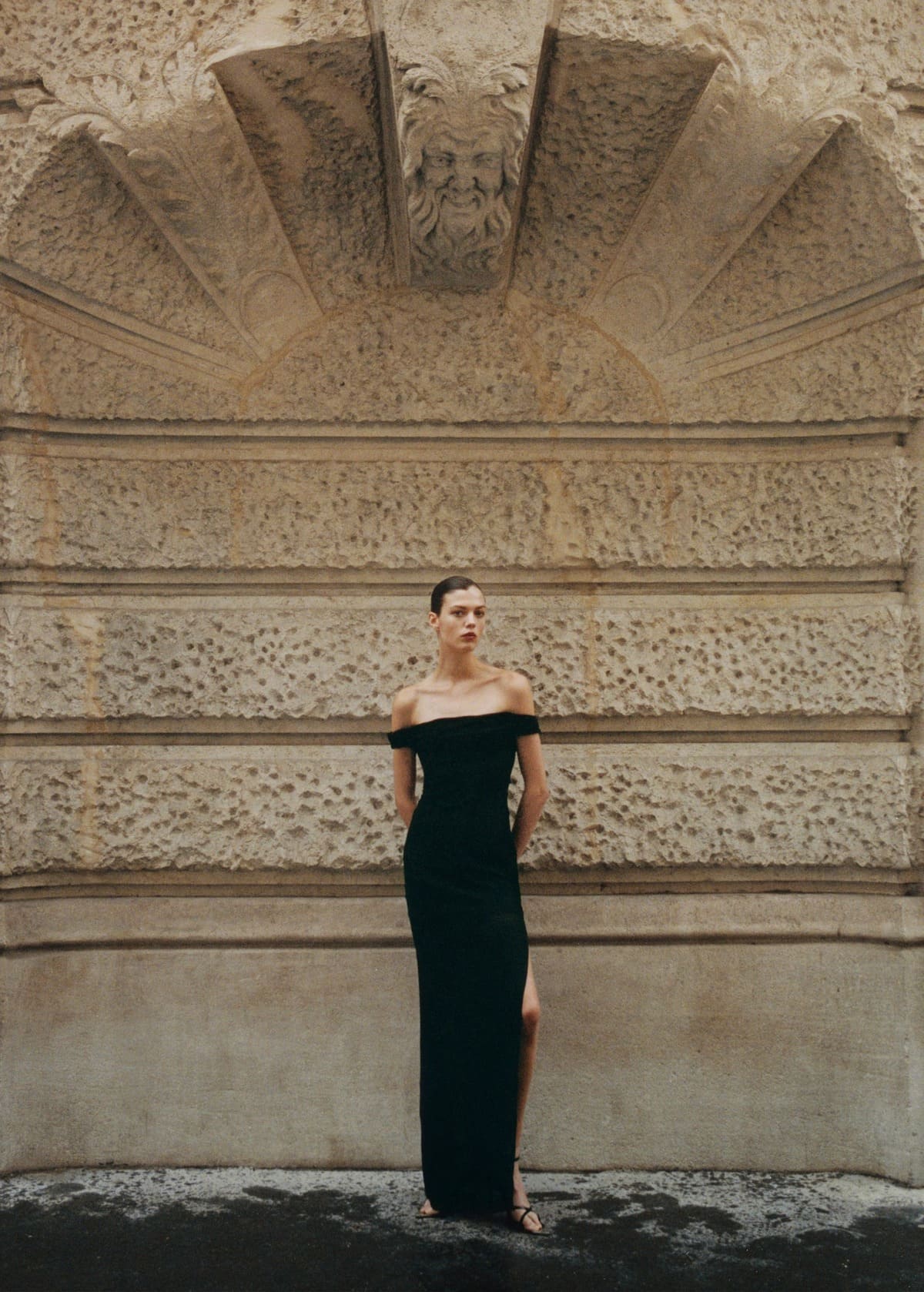 El nuevo vestido tul corsetero con hombros descubiertos en color negro de Mango