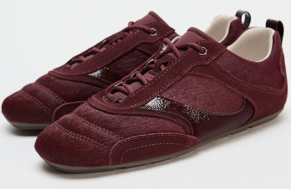 Las zapatillas tipo running combinadas en color granate de Zara