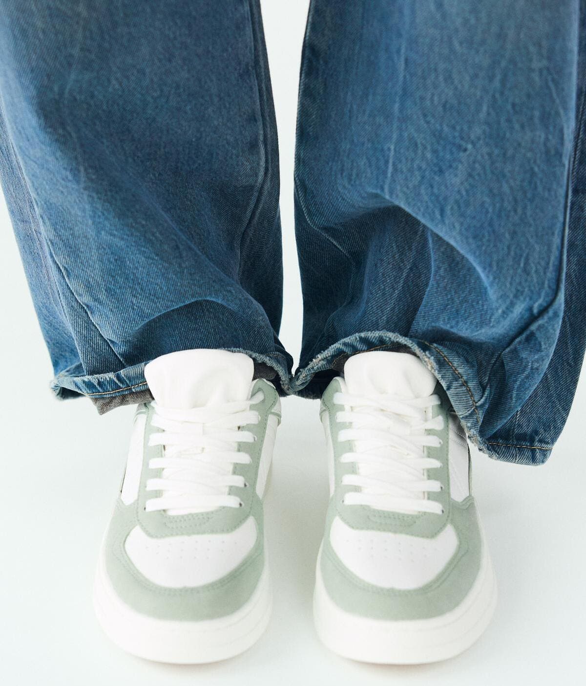 Las zapatillas deportivas tipo bamba combinadas a color de Zara