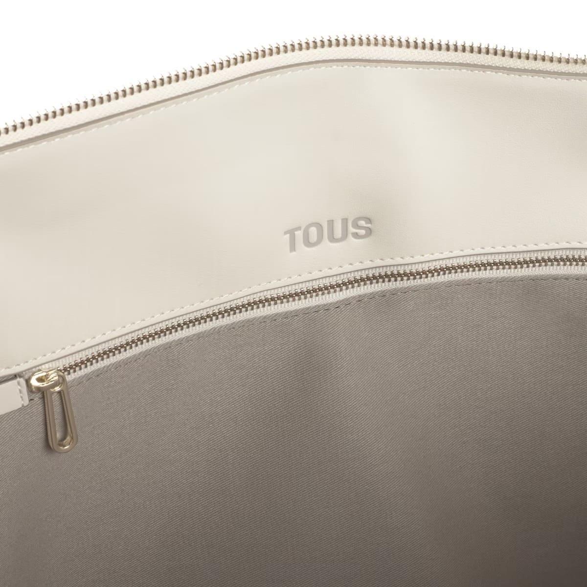 El nuevo bolso capazo grande en color beige Kaos Mini Lines de Tous