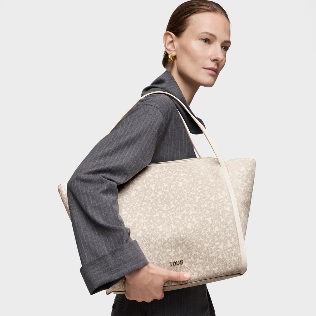 El nuevo bolso capazo grande en color beige Kaos Mini Lines de Tous