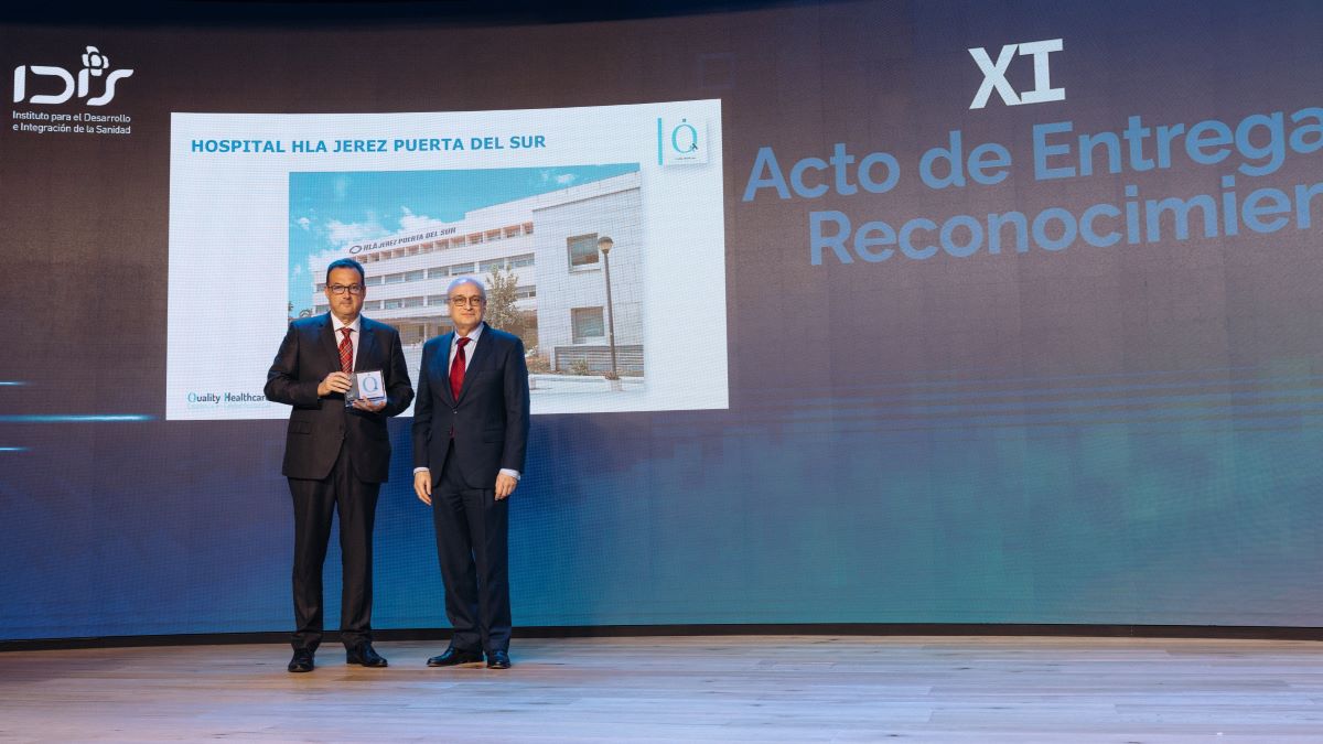 Dr. Antonio Amaya Vidal, director médico de HLA Jerez Puerta del Sur, recoge el reconocimiento, Avelino Brito, director general de la Asociación Española para la Calidad (AEC)