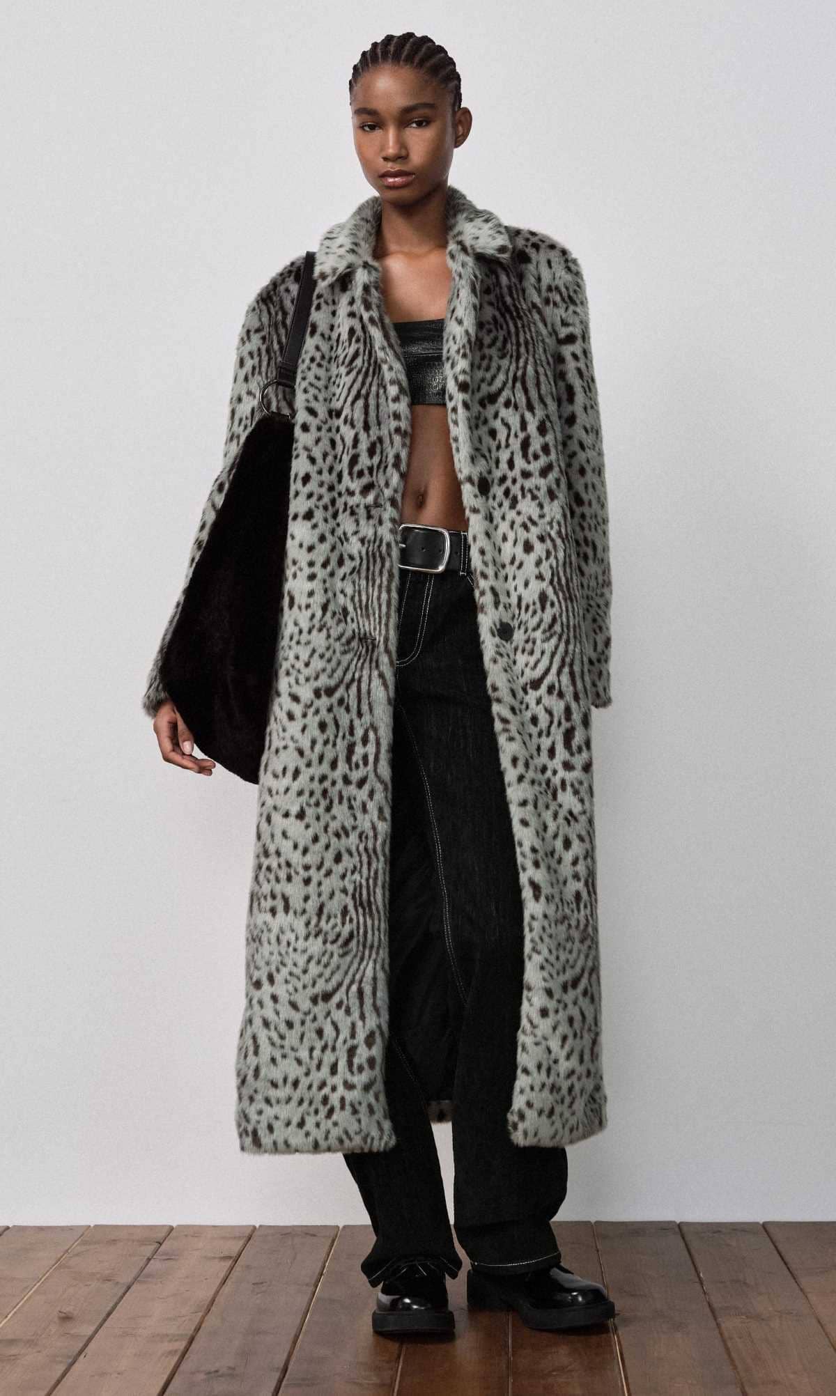 Abrigo efecto pelo estampado animal de Zara