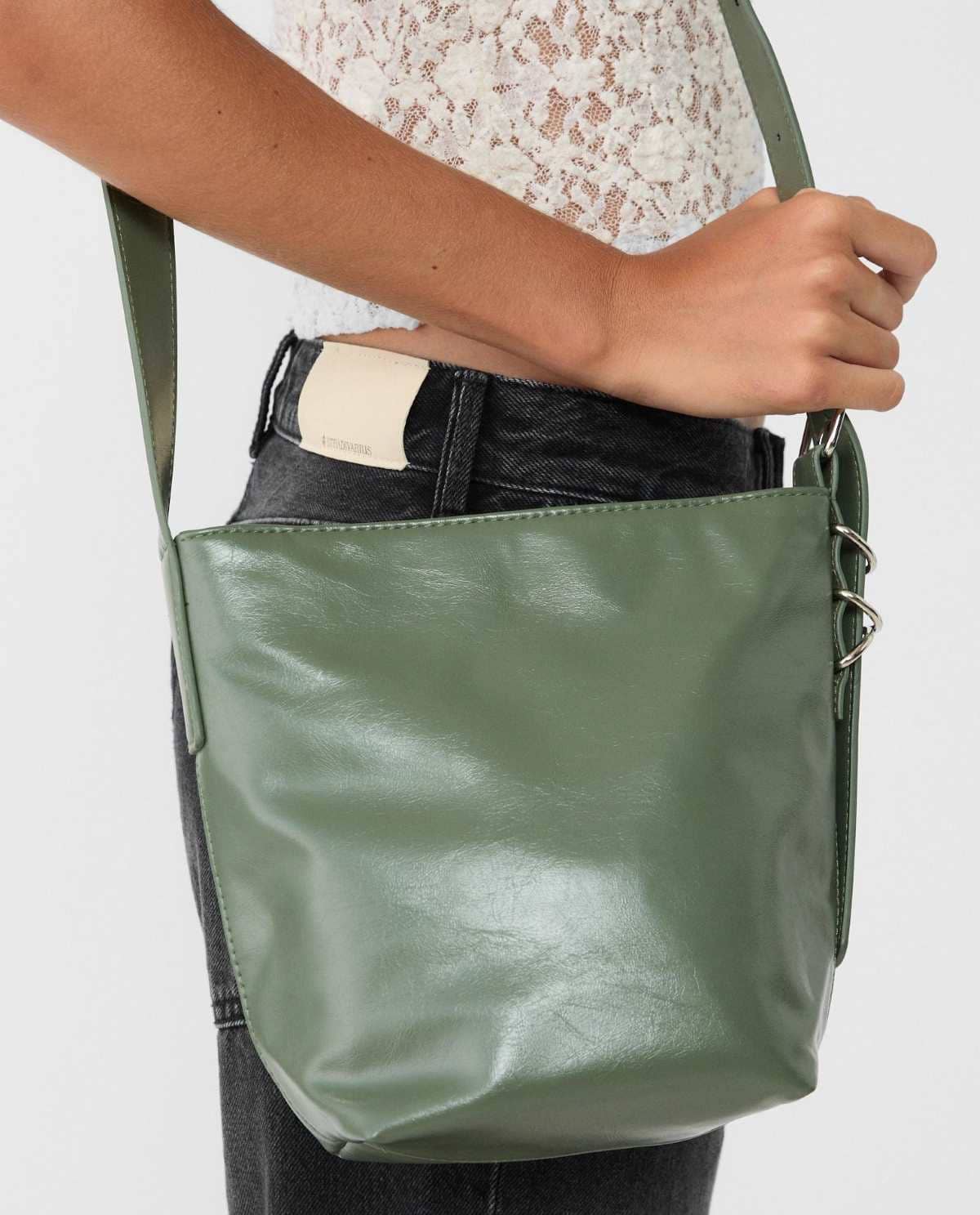 Bolso bandolera bucket de Stradivarius